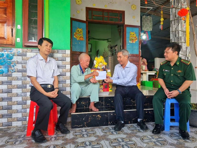 Đồng chí Nguyễn Văn Quang, Ủy viên Ban Thường vụ Tỉnh ủy, Chủ nhiệm Ủy ban Kiểm tra Tỉnh ủy thăm, chúc Tết ông Nguyễn Văn Hợi, bệnh binh 61%, thôn Vĩnh Sơn, xã Vĩnh Hảo