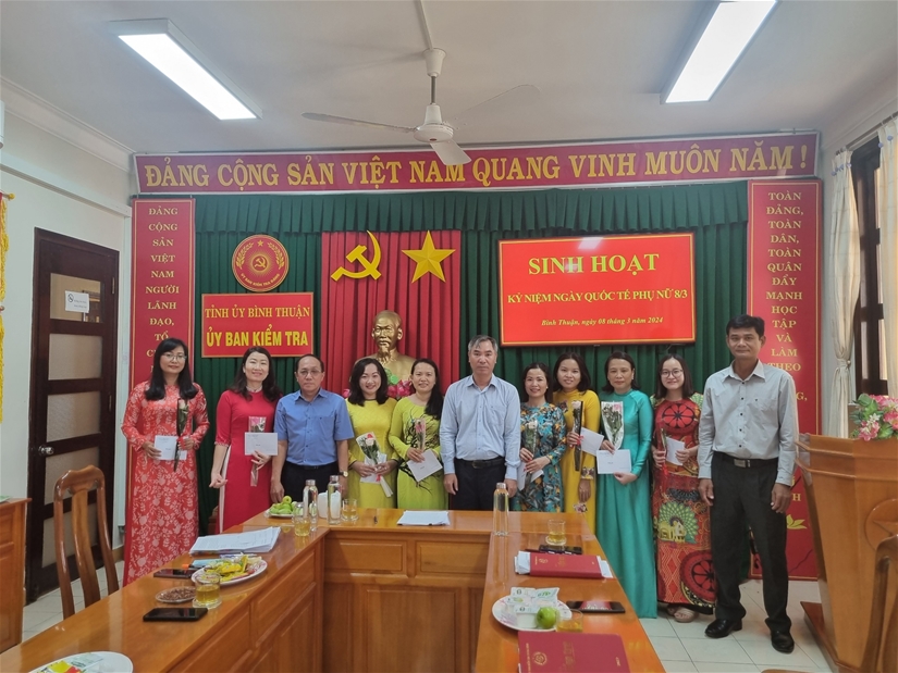 Đồng chí Nguyễn Văn Quang, Chủ nhiệm Ủy ban Kiểm tra Tỉnh ủy, Thủ trưởng cơ quan và các đồng chí lãnh đạo cơ quan tặng hoa và chúc mừng chị, em phụ nữ