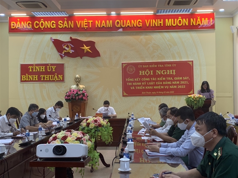 Đồng chí Nguyễn Thị Minh Hoàng-TUV, Phó Chủ nhiệm Thường trực UBKT Tỉnh ủy phát biểu kết luận HN